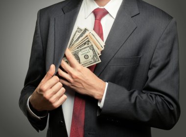 İşadamı dolarlık banknotlar gizleme