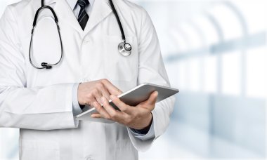 tablet pc ile çalışan doktor