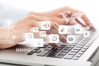 Dizüstü bilgisayarla çalışan kadın