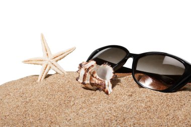  kum üzerinde güneş gözlüğü 