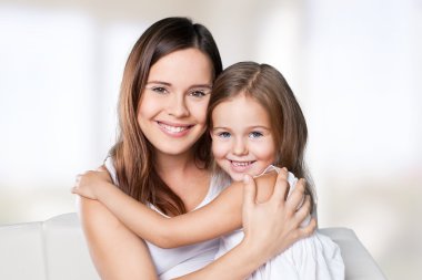 Anne ve Kız Sarılıyor  