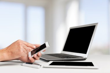 telefon laptop ile erkek el 