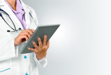 tablet pc ile çalışan doktor