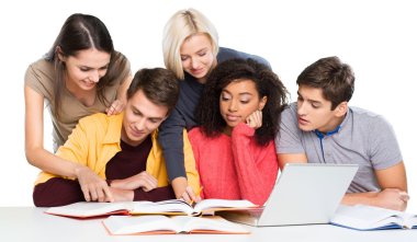 öğrencilere kitap ve dizüstü bilgisayar ile