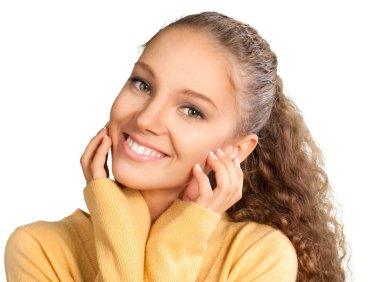 Güzel genç kadın poz veriyor.