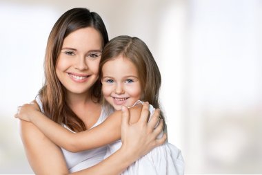 Anne ve Kız Sarılıyor  