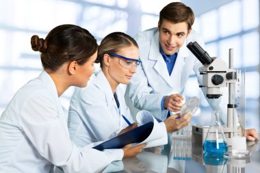 Laboratuvarda çalışan bilim adamları