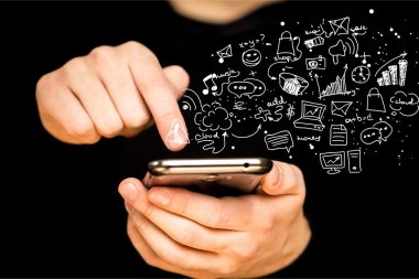 Akıllı telefon kullanan adam.