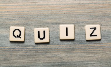 quize işareti ahşap küpleri ile
