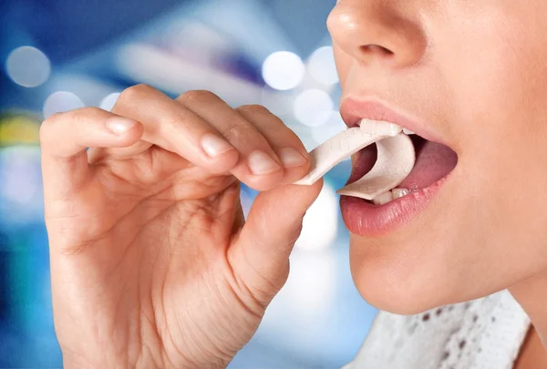 Menina enquanto aprecia chiclete — Fotografia de Stock