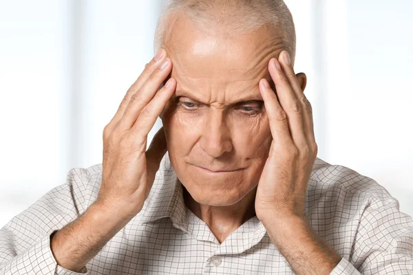 Retrato de homem caucasiano velho triste — Fotografia de Stock