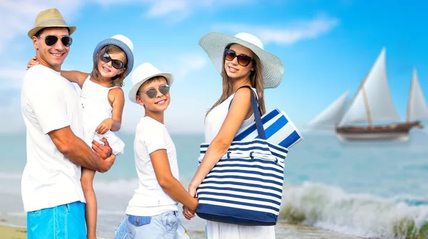 Família feliz em férias — Fotografia de Stock