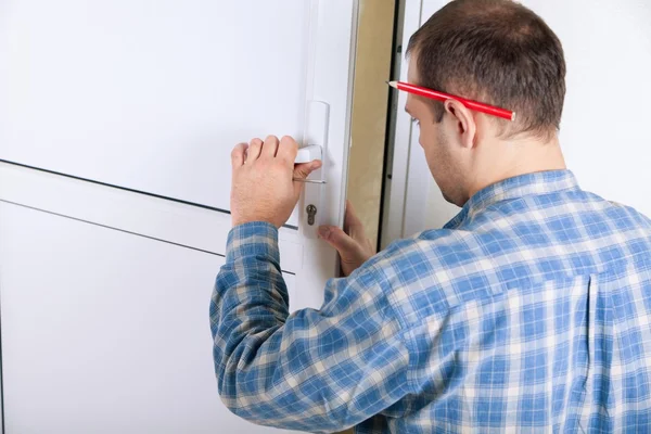 Slotenmaker installeren een deurslot — Stockfoto