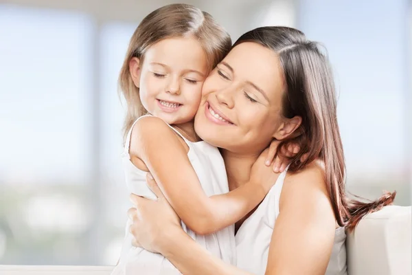 Madre e figlia abbraccio — Foto Stock