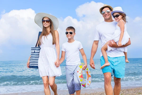 Glückliche Familie im Urlaub — Stockfoto