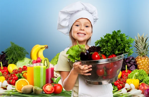 Menina preparando comida saudável — Fotografia de Stock