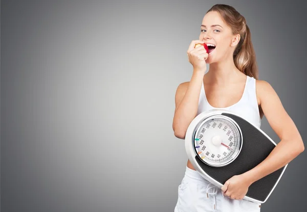 Vrouw met apple en schalen — Stockfoto