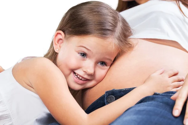 Mooie zwangere vrouw met haar dochter — Stockfoto