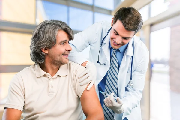 Läkare att göra vaccination till patient — Stockfoto