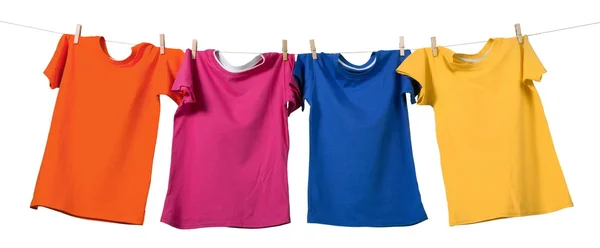 Красочные футболки, висящие на веревке — стоковое фото