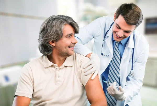 Médico fazendo vacinação para o paciente — Fotografia de Stock