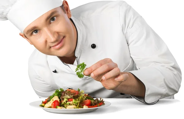 Cozinheiro chef masculino preparando salada — Fotografia de Stock