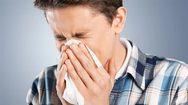 Schöner Mann bläst sich die Nase platt — Stockfoto