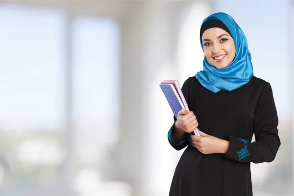 Wanita Muslim muda dengan buku catatan — Stok Foto