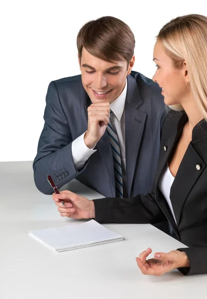 Geschäftsleute sitzen und diskutieren — Stockfoto