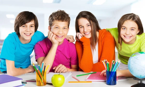 Crianças de escola amigáveis — Fotografia de Stock