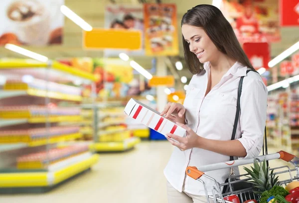 Donna con carrello shopping — Foto Stock