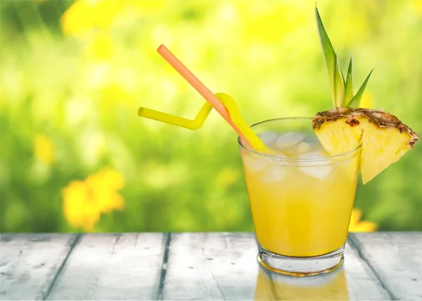 Свежий коктейль с ананасом — стоковое фото