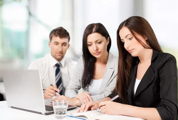 Geschäftsleute nutzen Laptop — Stockfoto