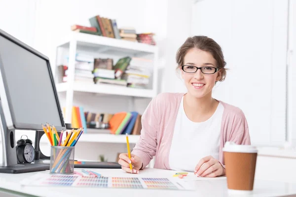 Artista dibujando algo en la tableta gráfica —  Fotos de Stock