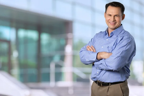 Businessman standing with arms crossed — Stock Photo, Image