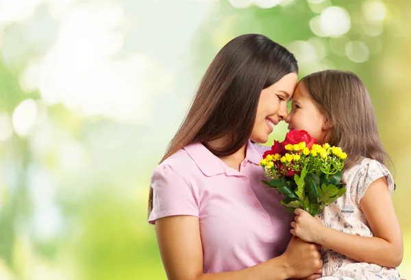 Mère et fille câlins — Photo