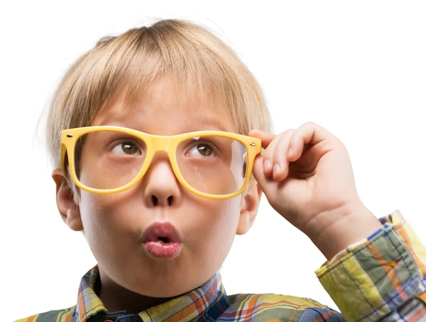 Jovem rapaz de óculos pensando — Fotografia de Stock