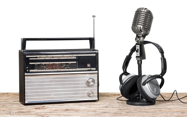 Micrófono de estilo retro y auriculares — Foto de Stock