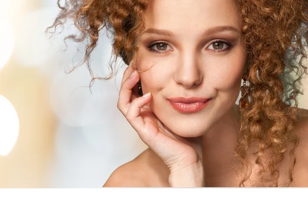 Mujer joven con maquillaje —  Fotos de Stock