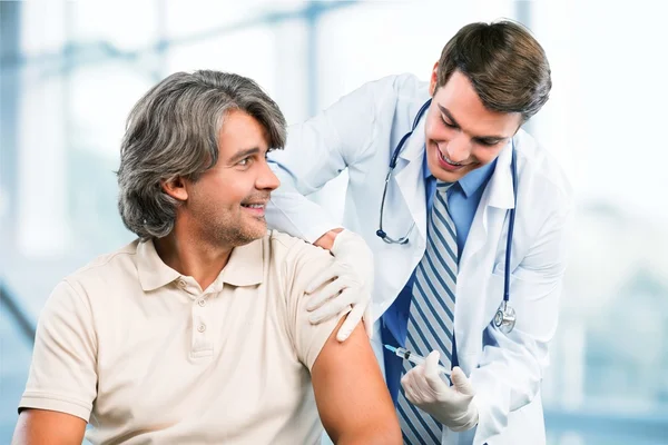 Лікар робить вакцинацію пацієнту — стокове фото