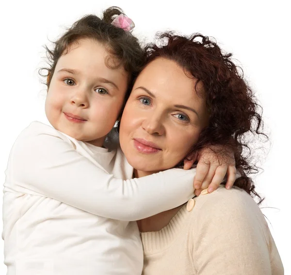 Glückliche Mutter und Tochter beim Umarmen — Stockfoto