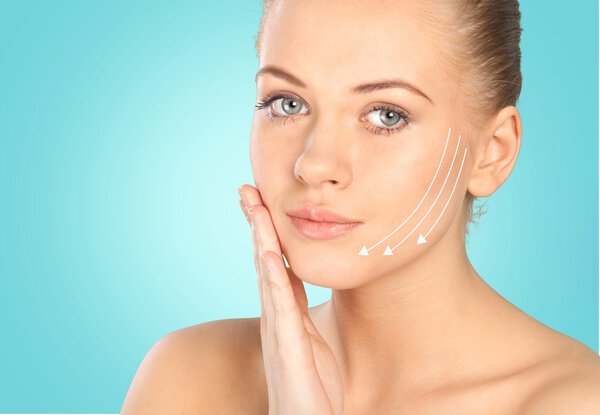 Молодая женщина в фасе
