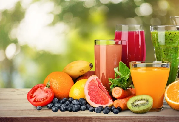 Вкусные фрукты и сок с витаминами — стоковое фото
