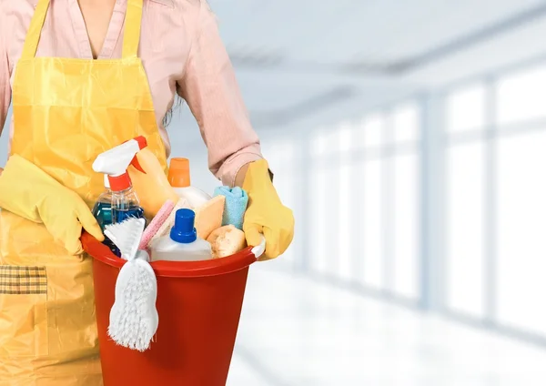 Mujer joven con productos de limpieza — Foto de Stock