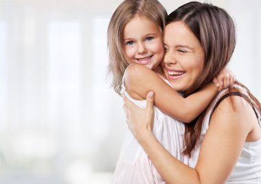 Anne ve Kız Sarılıyor  