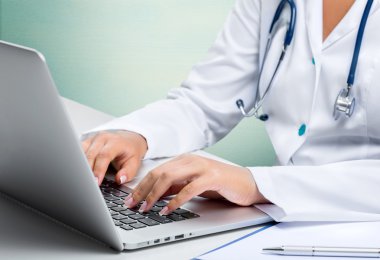 Doktor dizüstü bilgisayarla çalışıyor