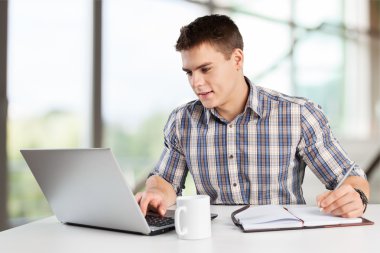 Mutlu genç adam onun laptop İnşaat