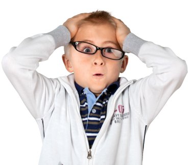 Gözlüklü küçük çocuk hayret