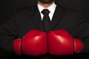 Kırmızı boks eldivenli genç iş adamı 