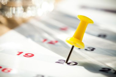 Bir takvim 20 üzerinde işlemeli iğne